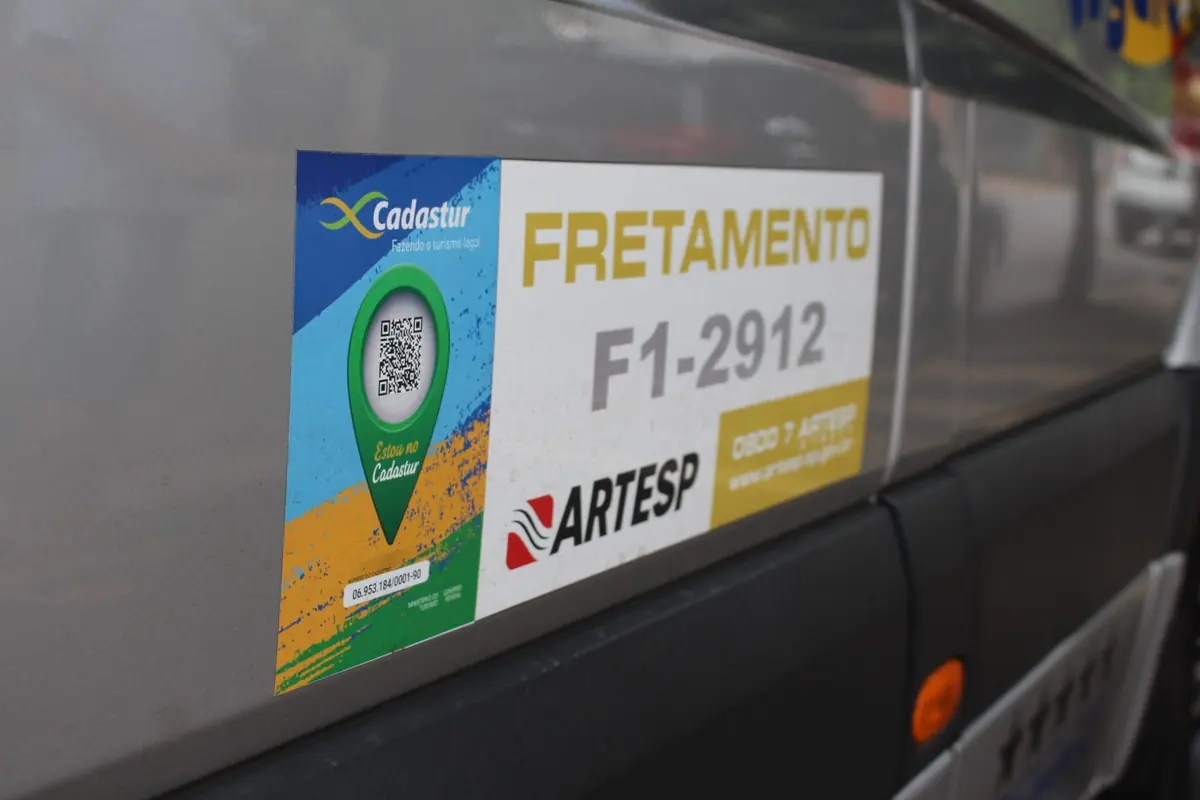 Identificação de fretamento ARTESP e Cadastur na van