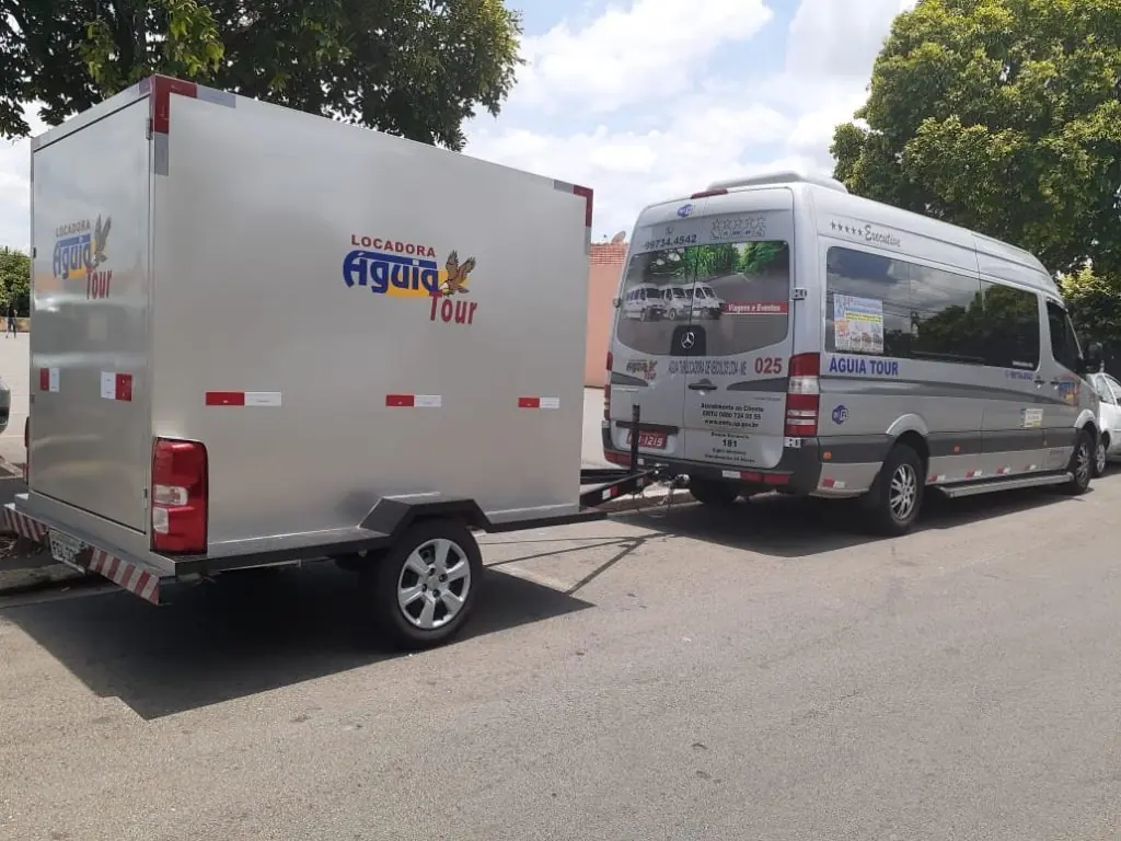 Van com carretinha de bagagem para viagens em grupo