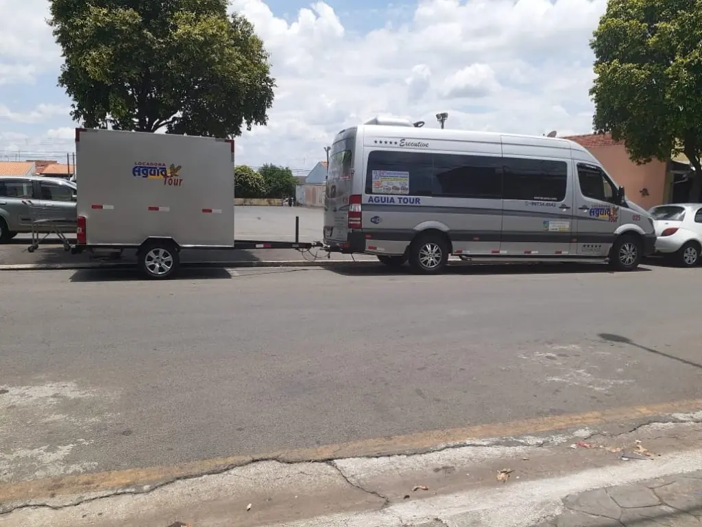 Van com reboque de bagagem pronta para viagem