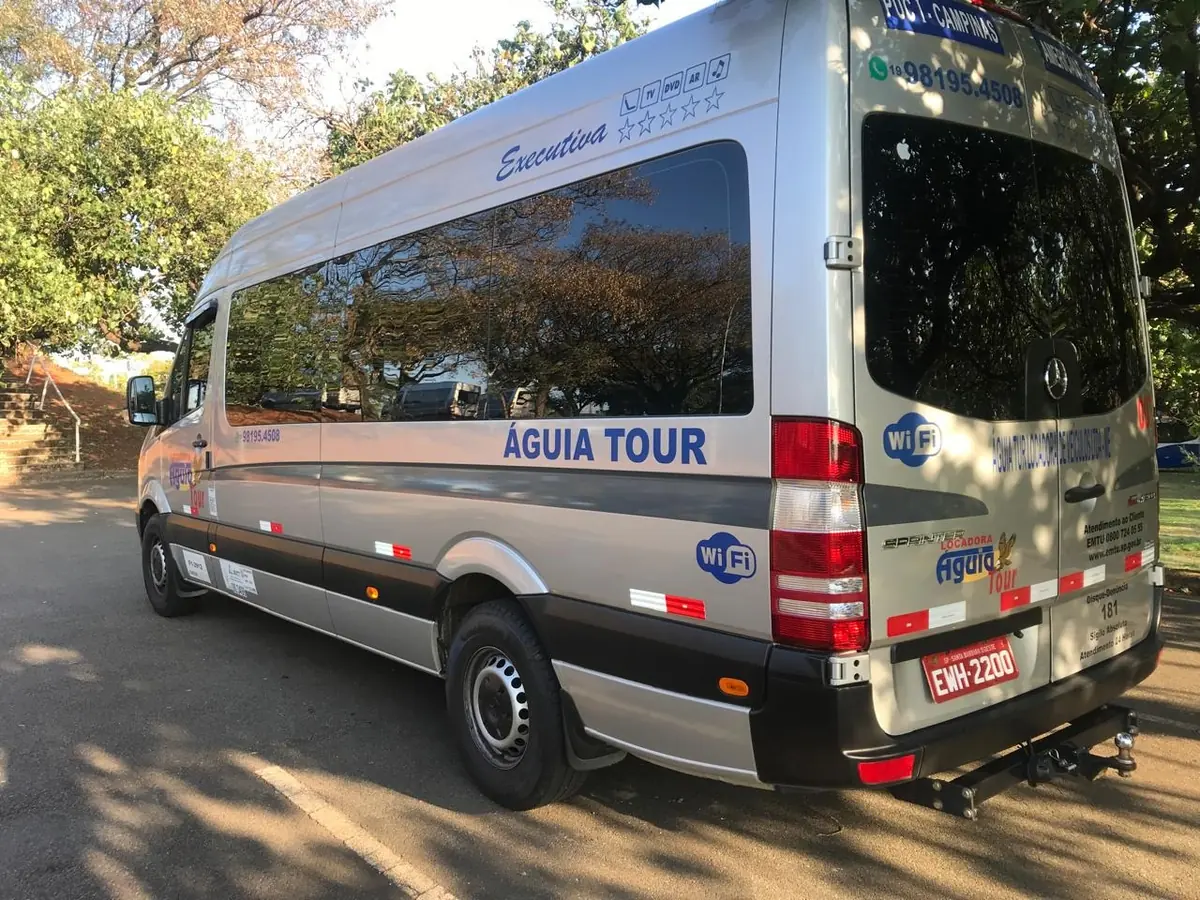 Traseira da van executiva Águia Tour com identificação